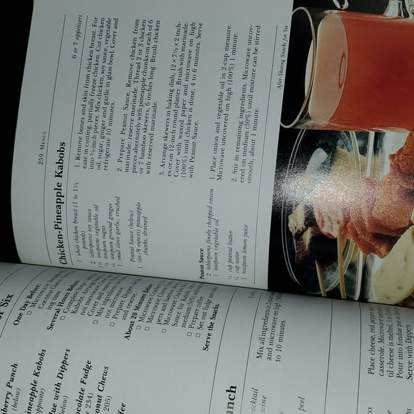 Vintage Betty Crocker's microwave cookbook circa 1981 Hardcover about 280 pages - Picture 5 of 12